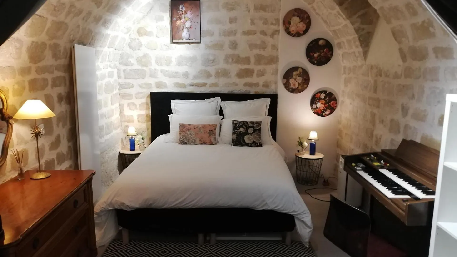 Les Freres Montgolfier - Le Marais - 80 M2 contacts